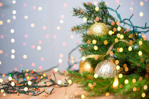Decorazione di Natale e Capodanno. Natale sfondo vacanza con ghirlande, fili di lame, palla — Foto Stock