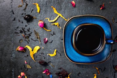 Çay otlar ve çiçeklerle taş zemin üzerine