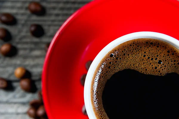 Widok z góry czerwony kubek kawy ciemny zbliżenie — Zdjęcie stockowe