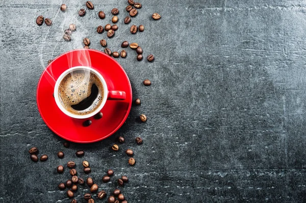 Coffee cup background with coffee beans top view. — Stock Photo, Image