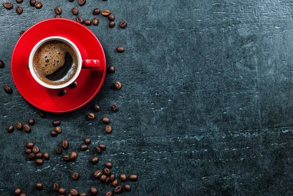 Café taza fondo con granos de café vista superior . — Foto de Stock