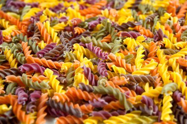 Yemek arkaplanı - Ispanaklı ve domatesli üç renkli Fusilli durum makarna