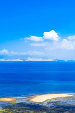 Qinghai Gölü Kum Adası, Qinghai Eyaleti, Çin. Çöl ve berrak mavi göl suyu