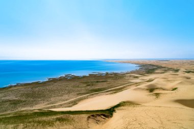 Qinghai Gölü Kum Adası, Qinghai Eyaleti, Çin. Çöl ve berrak mavi göl suyu
