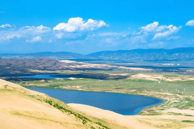 Qinghai Gölü Kum Adası, Qinghai Eyaleti, Çin. Çöl ve berrak mavi göl suyu