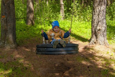 Ormanda sallanan bir çocuk