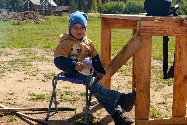 Chico Picnic Come Pan Bebe Mientras Está Sentado Una Silla — Foto de Stock