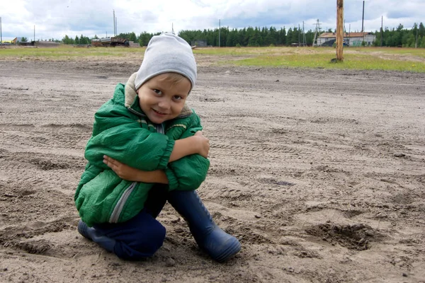 Niño Con Una Chaqueta Verde Sombrero Gris Sienta Camino Pueblo — Foto de Stock