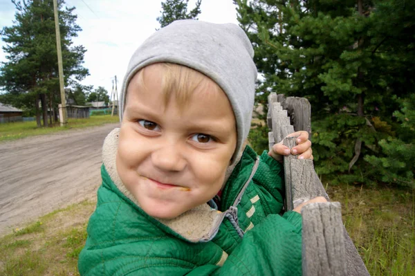 Niño Con Una Chaqueta Verde Sombrero Gris Hace Muecas — Foto de Stock