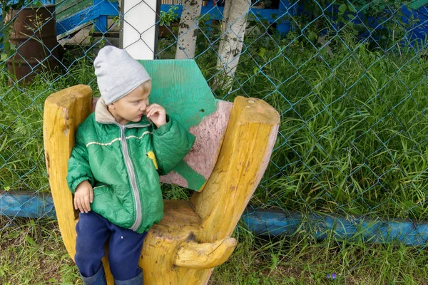 Chico Con Una Chaqueta Verde Sienta Muñón Mete Nariz — Foto de Stock