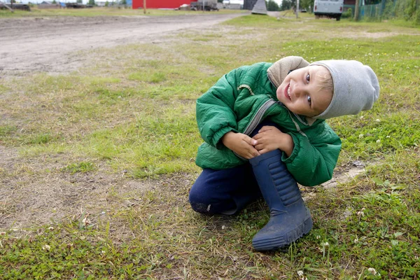 Niño Con Una Chaqueta Verde Sombrero Gris Botas Goma Sienta — Foto de Stock