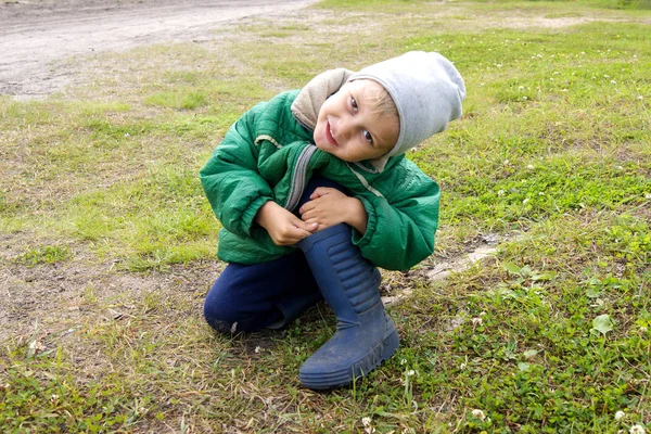 Niño Con Una Chaqueta Verde Sombrero Gris Botas Goma Sienta — Foto de Stock