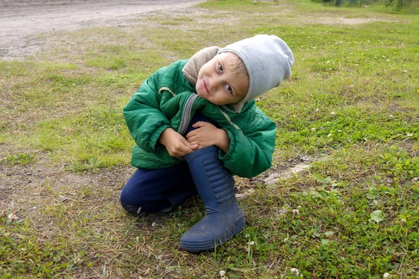 Niño Con Una Chaqueta Verde Sombrero Gris Botas Goma Sienta — Foto de Stock