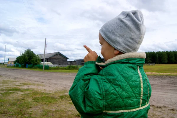 Niño Sombrero Gris Muestra Hacia Adelante — Foto de Stock