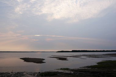 Gün batımından önce gökyüzünde pembe bulutlar