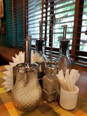 Pencerenin yanındaki baharatlar