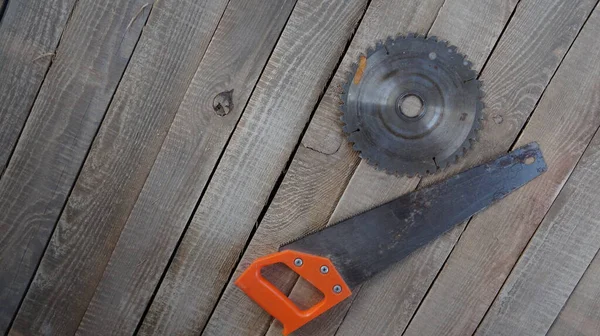 Tahta zeminde disk olan el testeresi