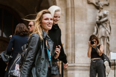 PARİS, FRANCE - 27 EYLÜL 2019: Paris Moda Haftası / Yaz 2020 Balina defilesinden sonra modeller.