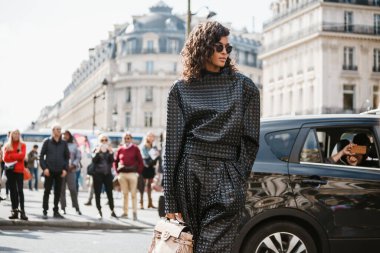 PARİS, FRANCE - 27 EYLÜL 2019: Balina defilesinden önce Paris Moda Haftası / Yaz 2020.