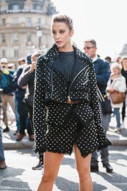 PARİS, FRANCE - 27 EYLÜL 2019: Maria Pedraza Paris Moda Haftası 'ndaki bale defilesinden önce / Yaz 2020.