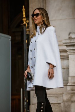 PARIS, FRANCE - 27 EYLÜL 2019: Paris Moda Haftası / Yaz 2020 'deki Balmain moda gösterisinden önce bir misafir.