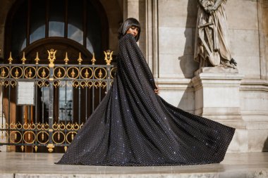 PARİS, FRANCE - 27 EYLÜL 2019: Kat Graham Paris Moda Haftası 'ndaki bale defilesinden önce / Yaz 2020.