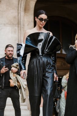 PARİS, FRANCE - 27 EYLÜL 2019: Paris Moda Haftası / Yaz 2020 Balina defilesinden sonra konuk.