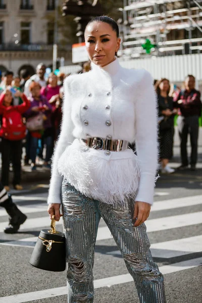 PARIS, FRANCE - 27 EYLÜL 2019: Paris Moda Haftası / Yaz 2020 'deki Balina defilesinden önce Sabrina Sato.