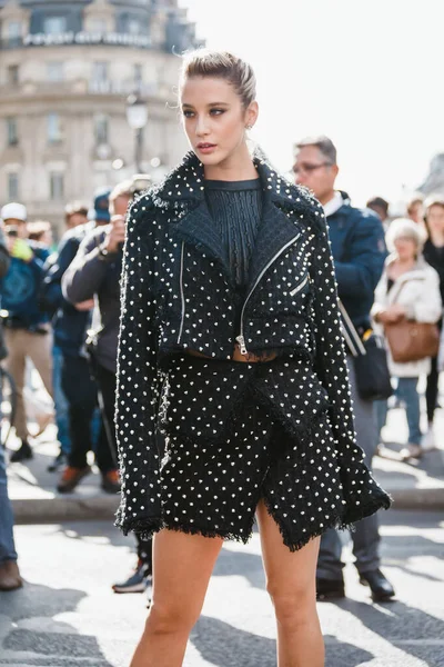 PARİS, FRANCE - 27 EYLÜL 2019: Maria Pedraza Paris Moda Haftası 'ndaki bale defilesinden önce / Yaz 2020.