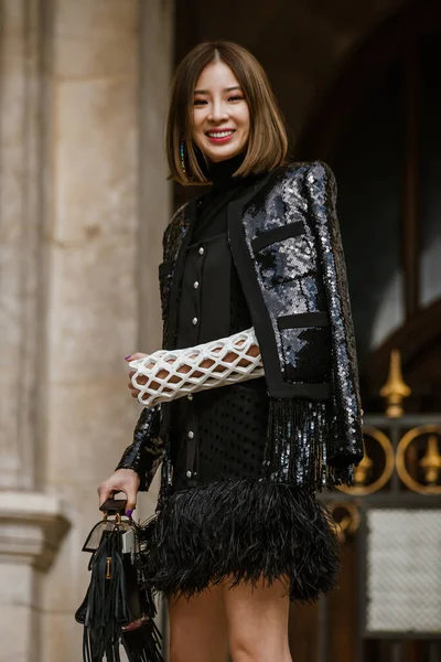 PARIS, FRANCE - 27 EYLÜL 2019: Paris Moda Haftası / Yaz 2020 'deki Balmain moda gösterisinden önce bir misafir.