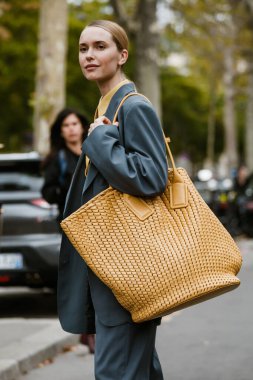 PARIS, FRANCE - 26 Eylül 2019: PACO RABANNE defilesinden önce Paris Moda Haftası / Yaz 2020.