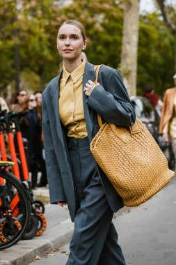 PARIS, FRANCE - 26 Eylül 2019: PACO RABANNE defilesinden önce Paris Moda Haftası / Yaz 2020.