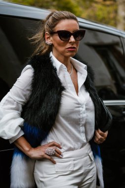 PARIS, FRANCE - 26 Eylül 2019: Paris Moda Haftası 'ndaki PACO RABANNE defilesinden sonra bir misafir.