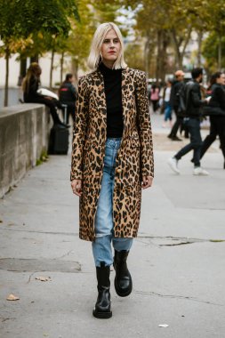 PARIS, FRANCE - 26 Eylül 2019: PACO RABANNE defilesinden önce Paris Moda Haftası / Yaz 2020.