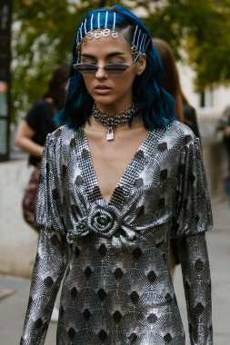 PARIS, FRANCE - 26 Eylül 2019: PACO RABANNE defilesinden önce Paris Moda Haftası / Yaz 2020.
