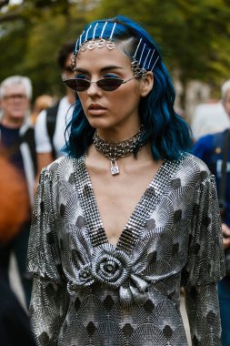 PARIS, FRANCE - 26 Eylül 2019: PACO RABANNE defilesinden önce Paris Moda Haftası / Yaz 2020.