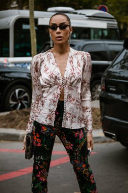 PARIS, FRANCE - 26 EYLÜL 2019: PACO RABANNE defilesinden sonra Paris Moda Haftası / Yaz 2020.