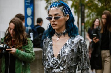PARIS, FRANCE - 26 Eylül 2019: PACO RABANNE defilesinden önce Paris Moda Haftası / Yaz 2020.