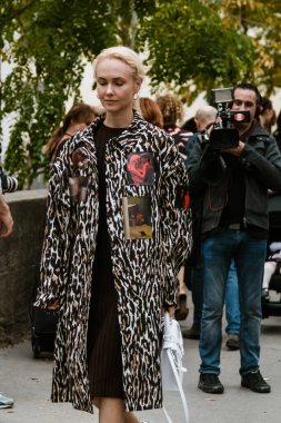 PARIS, FRANCE - 26 Eylül 2019: PACO RABANNE defilesinden önce Olga Karput Paris Moda Haftası / Yaz 2020.