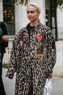 PARIS, FRANCE - 26 Eylül 2019: PACO RABANNE defilesinden önce Olga Karput Paris Moda Haftası / Yaz 2020.