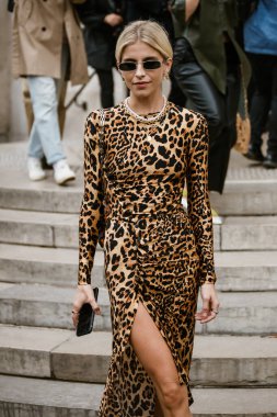 PARIS, FRANCE - 26 Eylül 2019: Caroline Daur PACO RABANNE defilesinden önce Paris Moda Haftası / Yaz 2020.