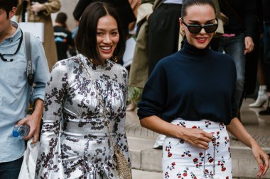 PARIS, FRANCE - 26 Eylül 2019: Tiffany Hsu, Evangelie İzmir PACO RABANNE Moda Haftasının ardından Paris Moda Haftası / Yaz 2020.