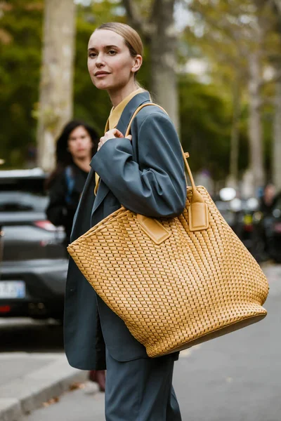 PARIS, FRANCE - 26 Eylül 2019: PACO RABANNE defilesinden önce Paris Moda Haftası / Yaz 2020.