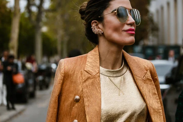 PARIS, FRANCE - 26 Eylül 2019: Paris Moda Haftası 'ndaki PACO RABANNE defilesinden sonra bir misafir.