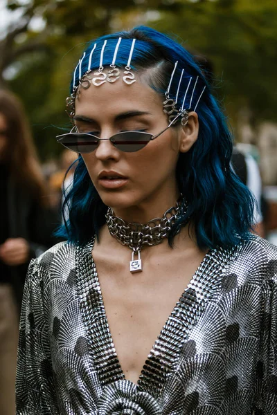 PARIS, FRANCE - 26 Eylül 2019: PACO RABANNE defilesinden önce Paris Moda Haftası / Yaz 2020.