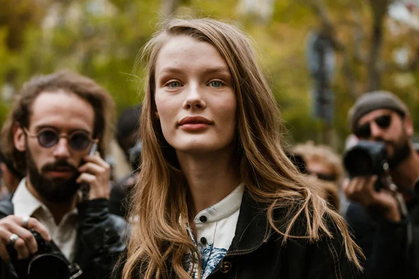 PARIS, FRANCE - 26 EYLÜL 2019: Kris Grikaite PACO RABANNE defilesinden sonra Paris Moda Haftası / Yaz 2020.