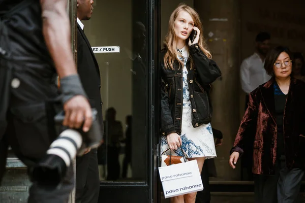 PARIS, FRANCE - 26 EYLÜL 2019: Kris Grikaite PACO RABANNE defilesinden sonra Paris Moda Haftası / Yaz 2020.