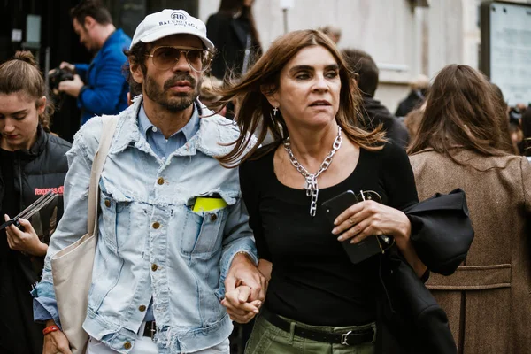 PARİS, FRANCE - 26 EYLÜL 2019: PACO RABANNE defilesinden sonra Paris Moda Haftası / Yaz 2020.