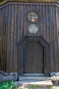 VYTACHIV, UKRAINE - 3 Mayıs 2020: Vytachiv, Ukrayna 'daki eski ahşap kilise 3 Mayıs 2020.