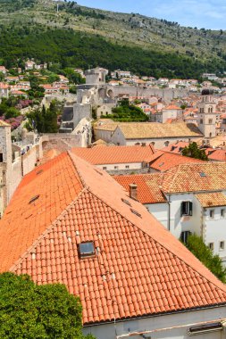 DUBROVNIK, CROATIA - 18 Haziran 2019 'da Dubrovnik kasabasının kırmızı çatıları. Game of Thrones 'un bazı bölümleri burada çekildi..
